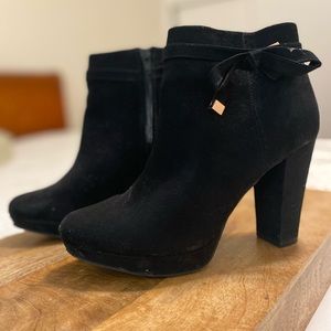 Lauren Conrad black velvet/microfiber booties in Womens Size 8 w gold detail